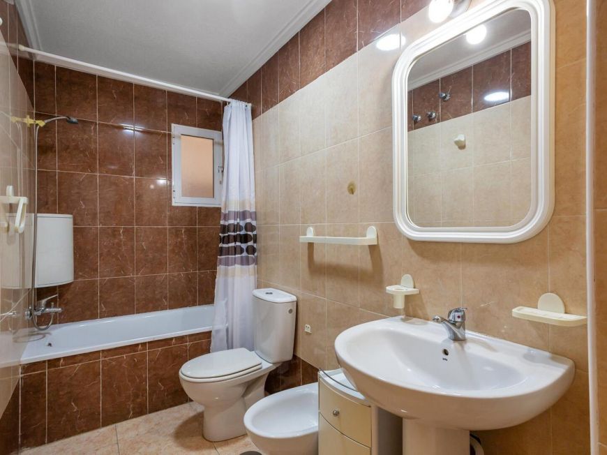 Espanha Ground floor apartment with 2 bedrooms, patio, pool and tourist license, 850 meters from Playa de la Acequión