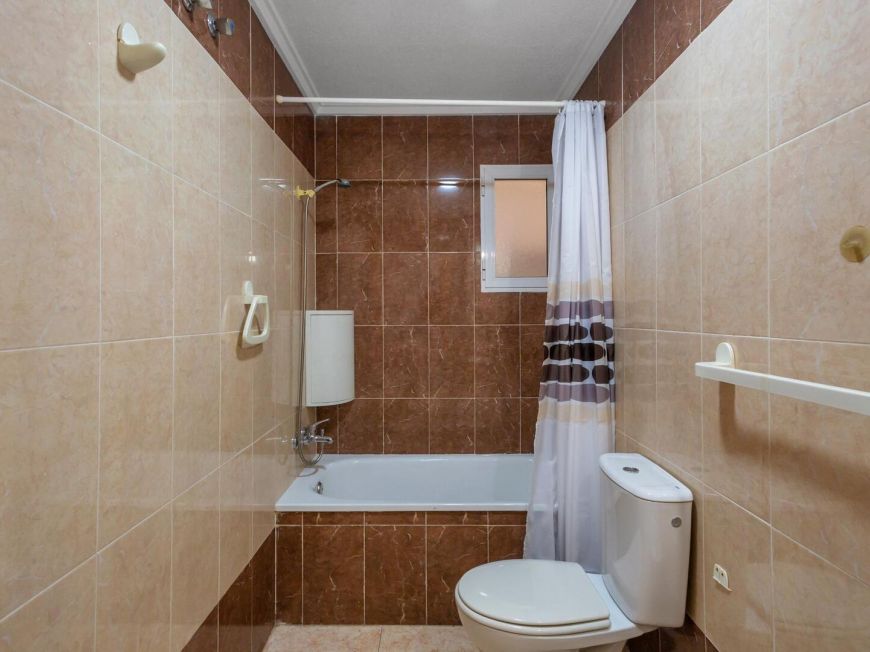 Espanha Ground floor apartment with 2 bedrooms, patio, pool and tourist license, 850 meters from Playa de la Acequión