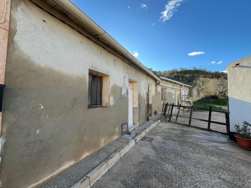 Španělsko RENOVATION OPPORTUNITY! 2 HOUSES + 160 m2 PLOT IN ROJALES