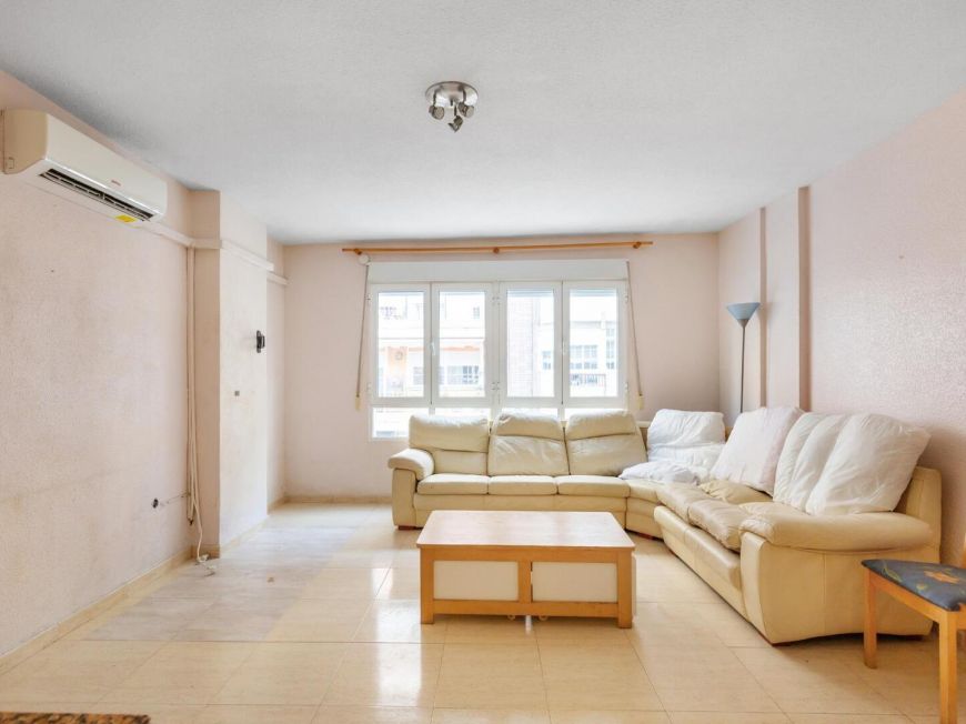 Španělsko 3-bedroom apartment in the heart of Torrevieja, next to the seafront and new marina