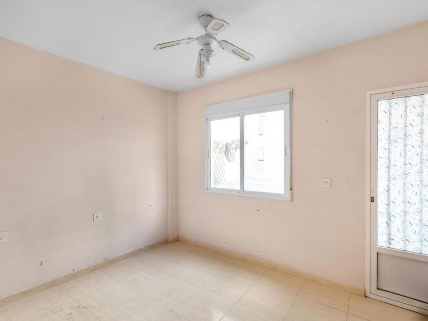 Španělsko 3-bedroom apartment in the heart of Torrevieja, next to the seafront and new marina