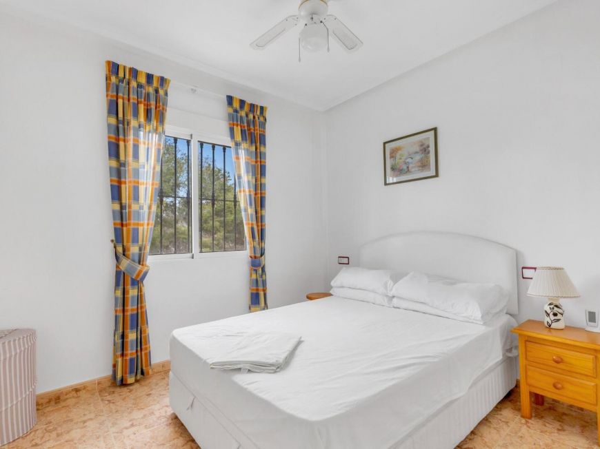 Španělsko Fantastic two-bedroom apartment in the St. James Park Residential complex with communal pool and private solarium