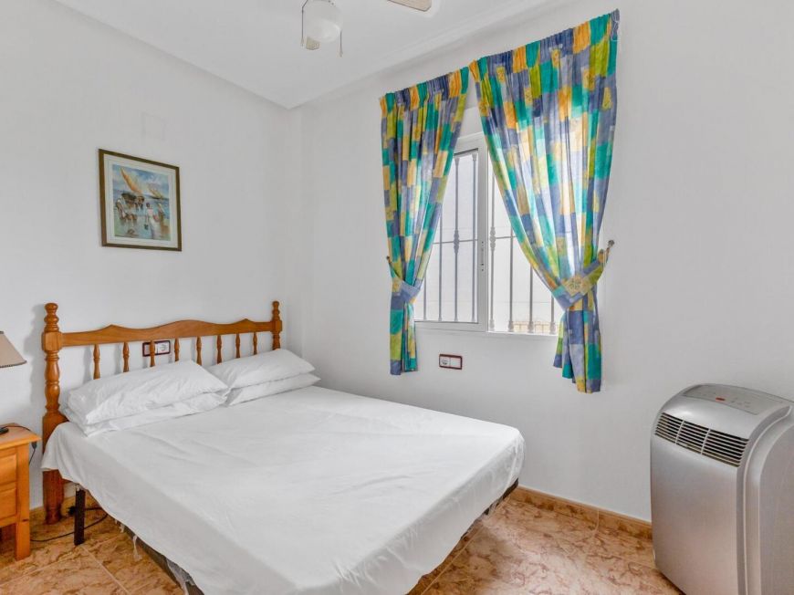 Španělsko Fantastic two-bedroom apartment in the St. James Park Residential complex with communal pool and private solarium