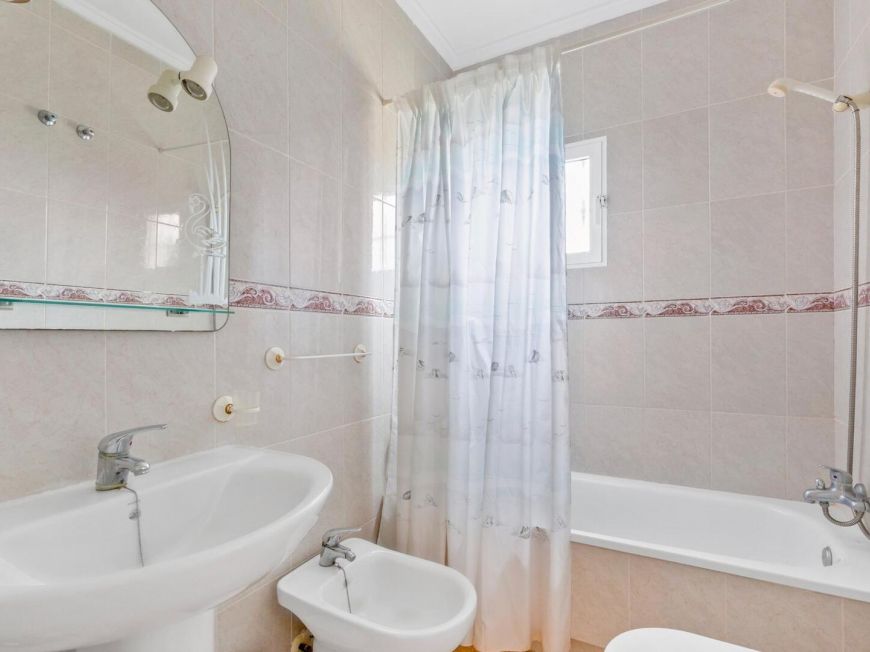 Španělsko Fantastic two-bedroom apartment in the St. James Park Residential complex with communal pool and private solarium