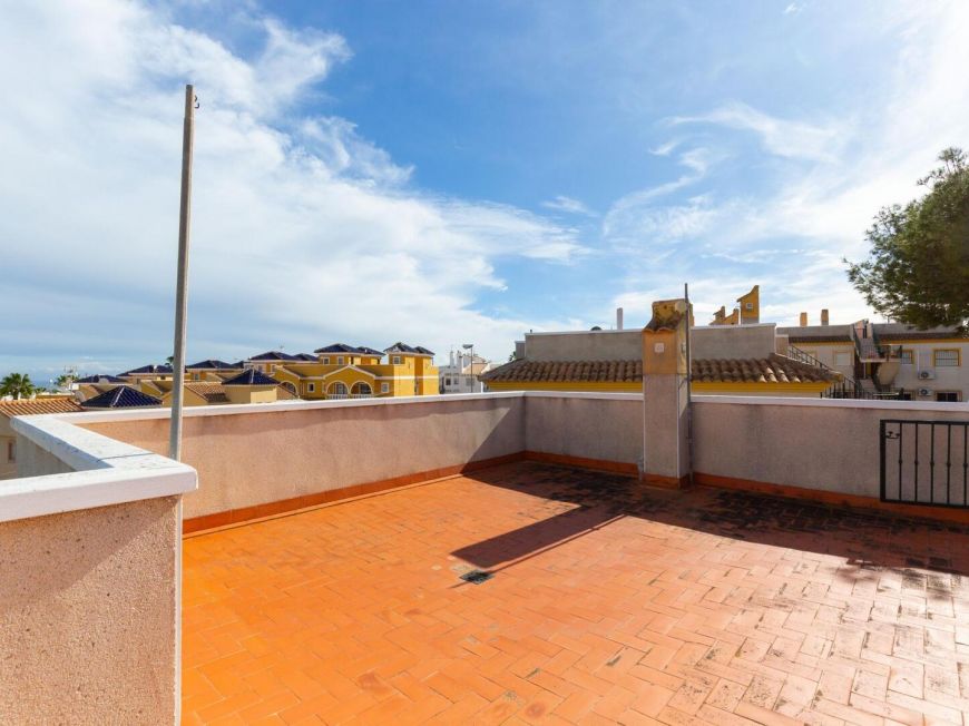 Španělsko Fantastic two-bedroom apartment in the St. James Park Residential complex with communal pool and private solarium