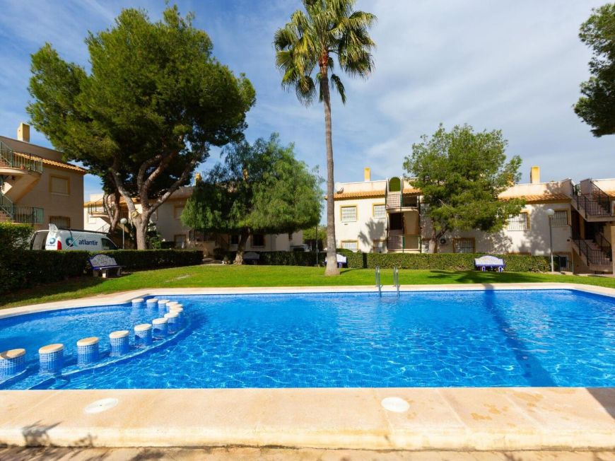 Španělsko Fantastic two-bedroom apartment in the St. James Park Residential complex with communal pool and private solarium