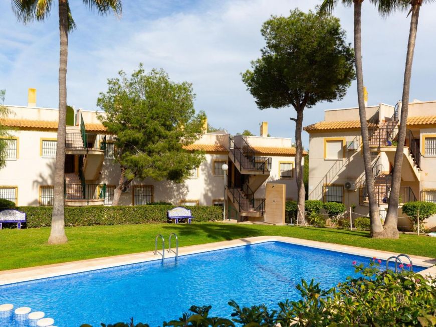 Španělsko Fantastic two-bedroom apartment in the St. James Park Residential complex with communal pool and private solarium