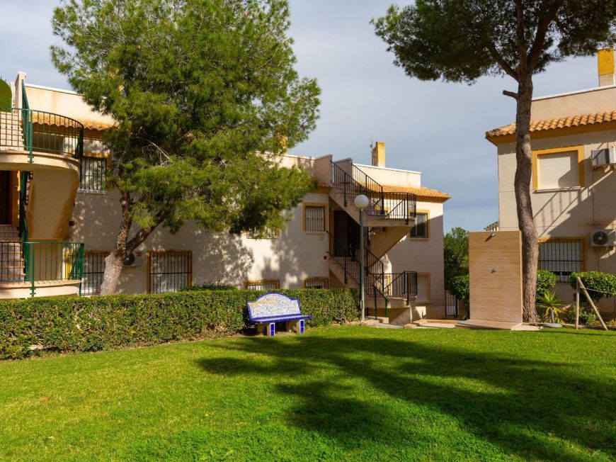 Španělsko Fantastic two-bedroom apartment in the St. James Park Residential complex with communal pool and private solarium