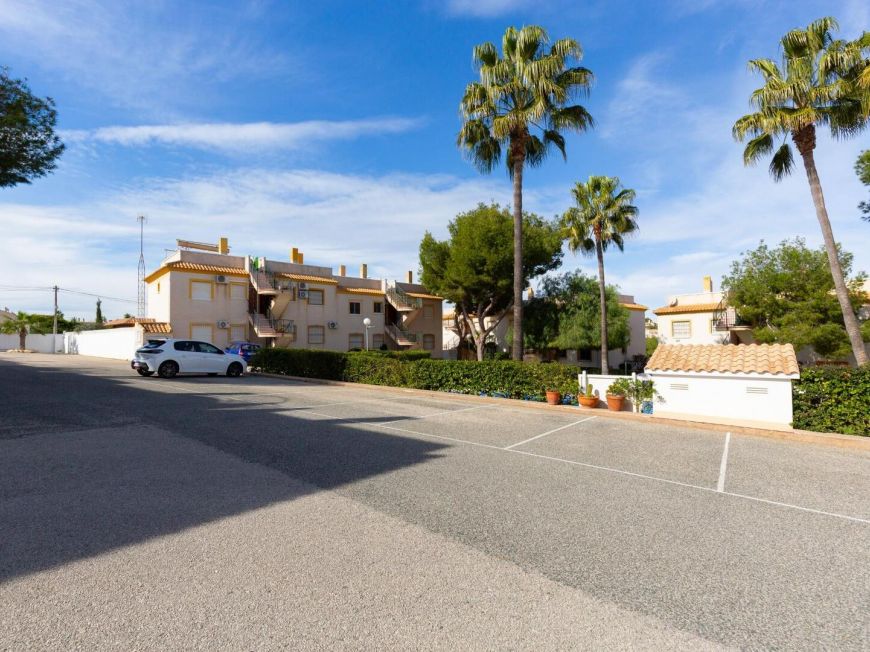 Španělsko Fantastic two-bedroom apartment in the St. James Park Residential complex with communal pool and private solarium