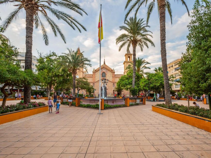 Španělsko 3-bedroom apartment in the heart of Torrevieja, next to the seafront and new marina