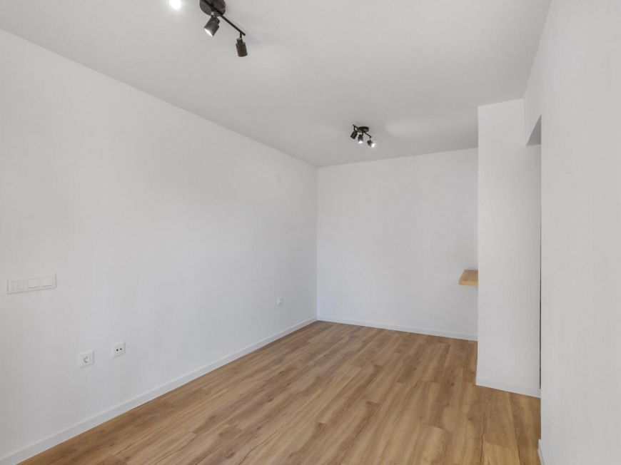 Španělsko Renovated first-floor apartment with sea views, pool, tennis court and parking