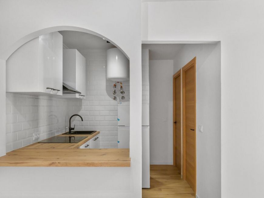 Španělsko Renovated first-floor apartment with sea views, pool, tennis court and parking