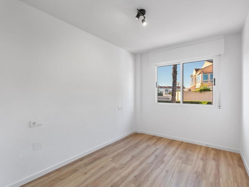 Španělsko Renovated first-floor apartment with sea views, pool, tennis court and parking