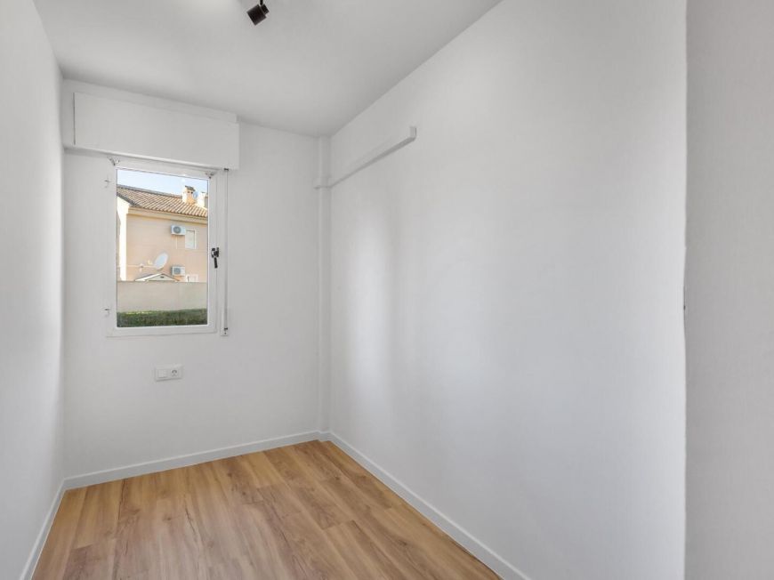 Španělsko Renovated first-floor apartment with sea views, pool, tennis court and parking