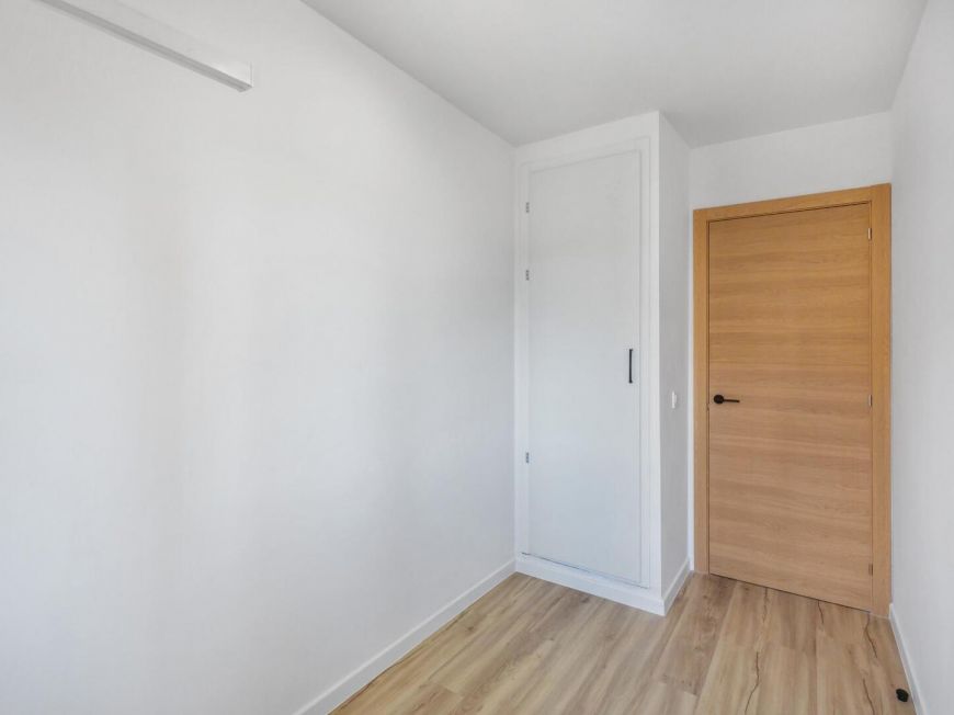 Španělsko Renovated first-floor apartment with sea views, pool, tennis court and parking