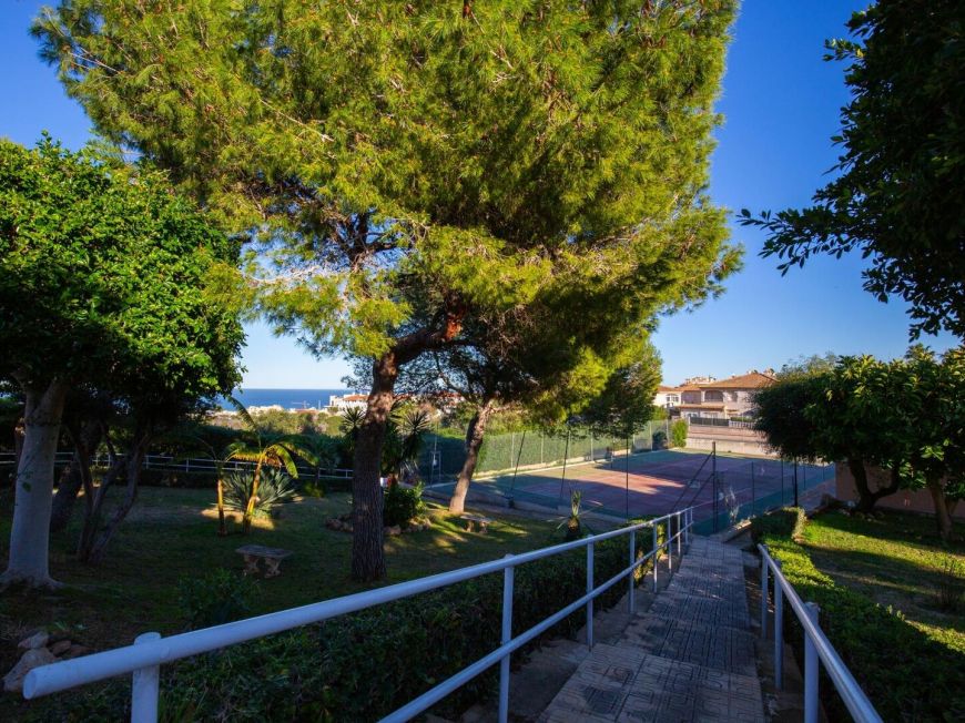 Španělsko Renovated first-floor apartment with sea views, pool, tennis court and parking