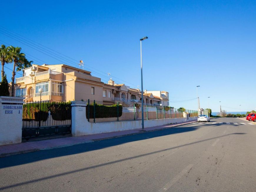 Španělsko Renovated first-floor apartment with sea views, pool, tennis court and parking