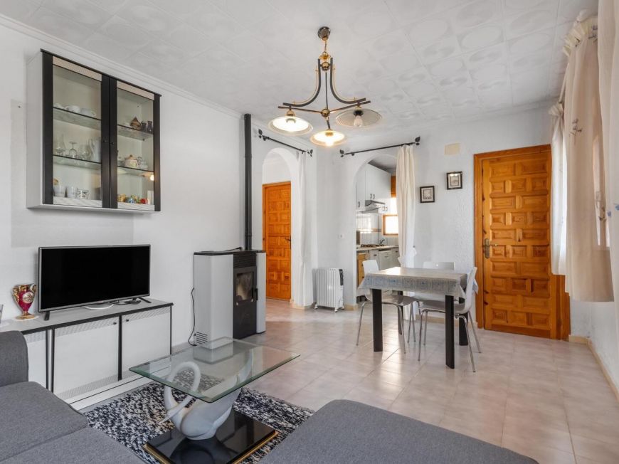 Španělsko Opportunity: Chalet with large 317 m2 plot in El Chaparral – La Siesta