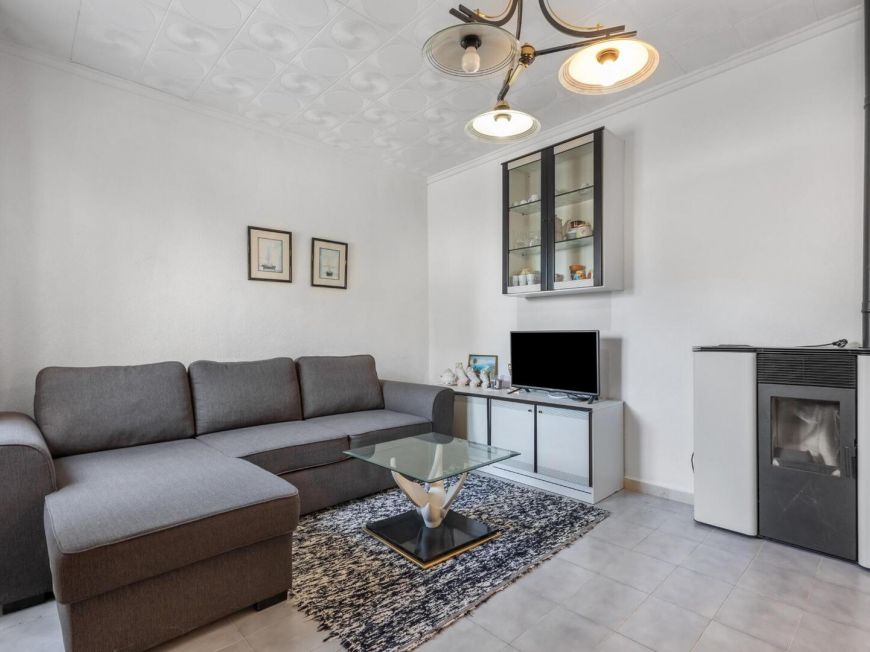 Španělsko Opportunity: Chalet with large 317 m2 plot in El Chaparral – La Siesta