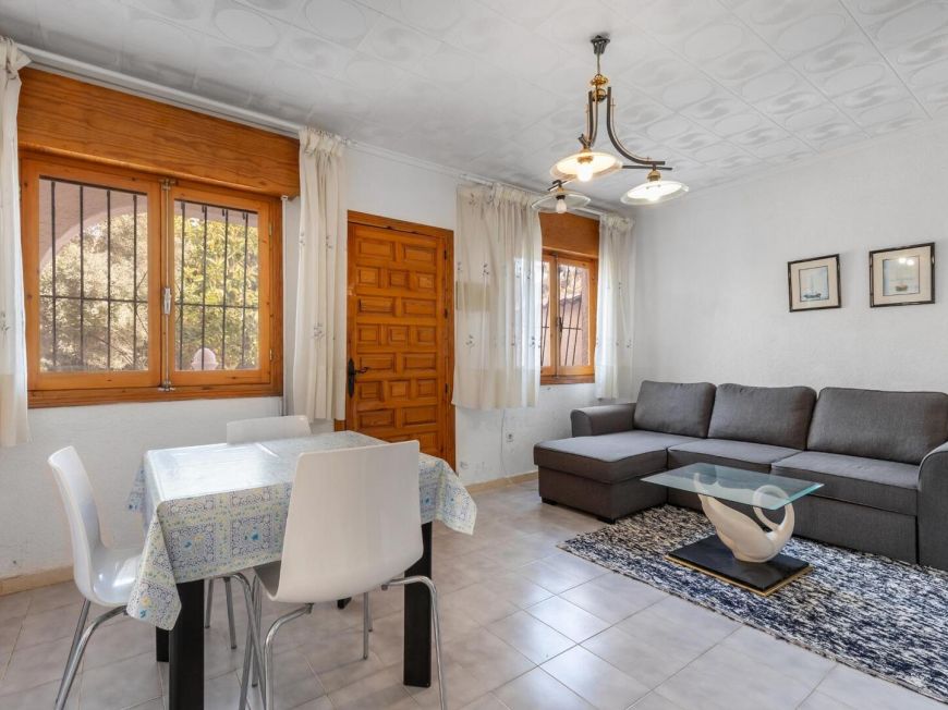 Španělsko Opportunity: Chalet with large 317 m2 plot in El Chaparral – La Siesta