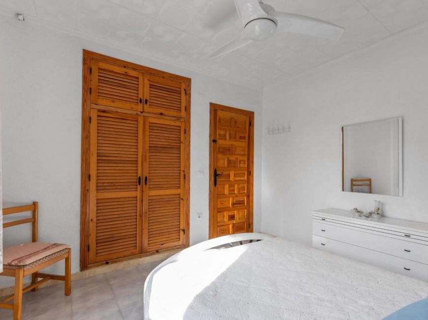 Španělsko Opportunity: Chalet with large 317 m2 plot in El Chaparral – La Siesta