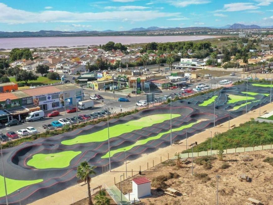 Španělsko Opportunity: Chalet with large 317 m2 plot in El Chaparral – La Siesta