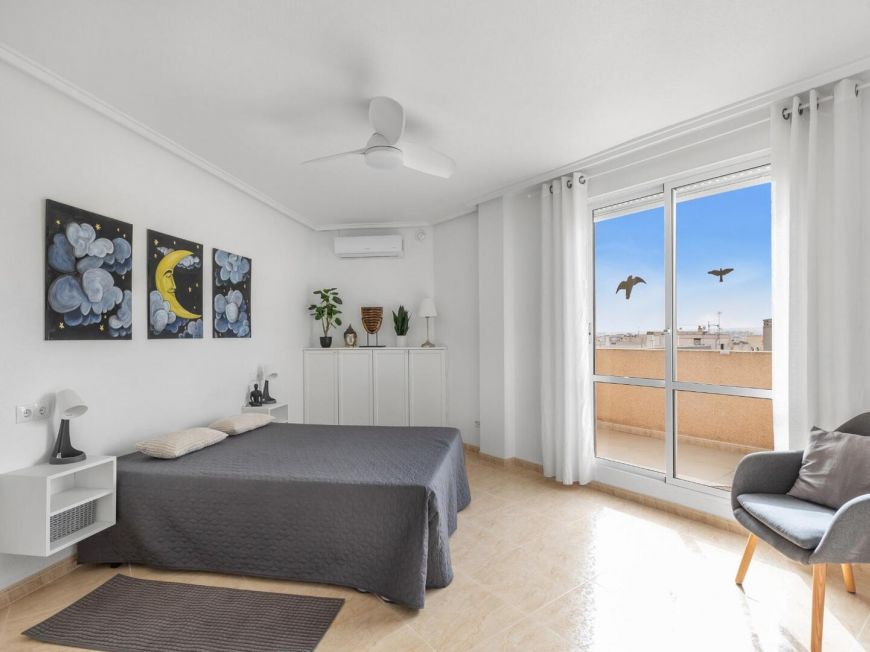 Španělsko Dream Penthouse in Residencial Santa Gema: Light, Space and Views in Torrevieja. Garage and communal pool.