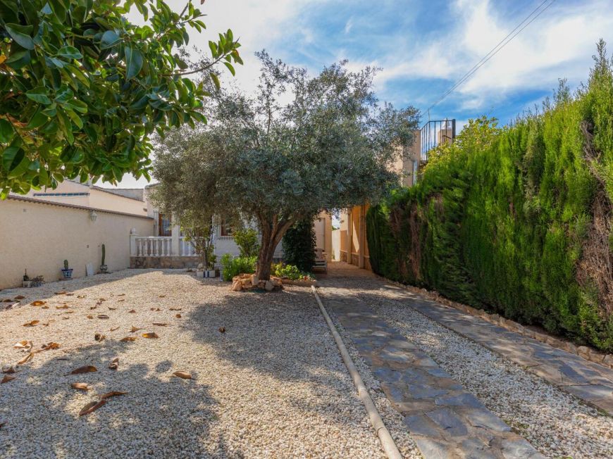Espanha Opportunity: Chalet with large 317 m2 plot in El Chaparral – La Siesta