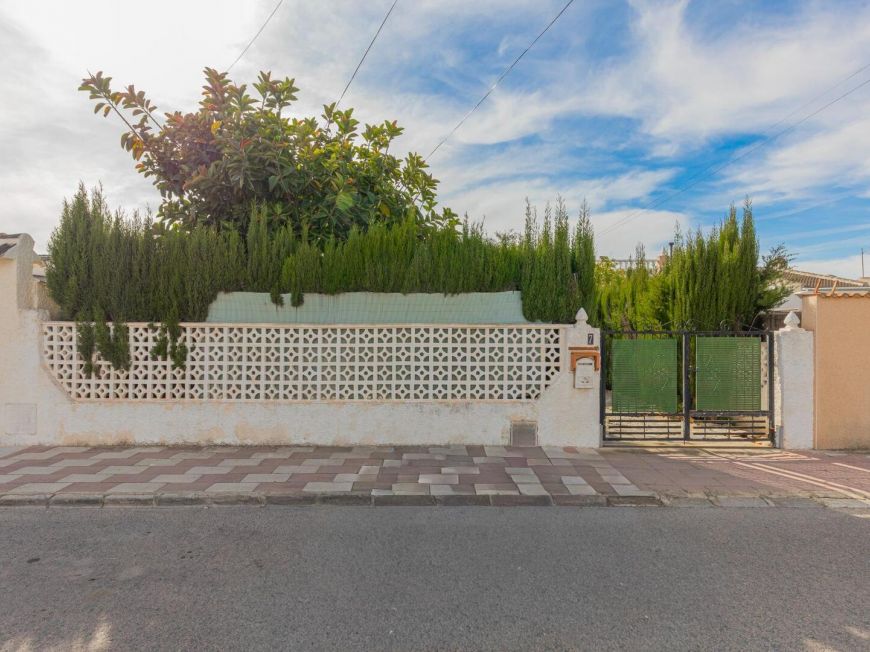 Espanha Opportunity: Chalet with large 317 m2 plot in El Chaparral – La Siesta