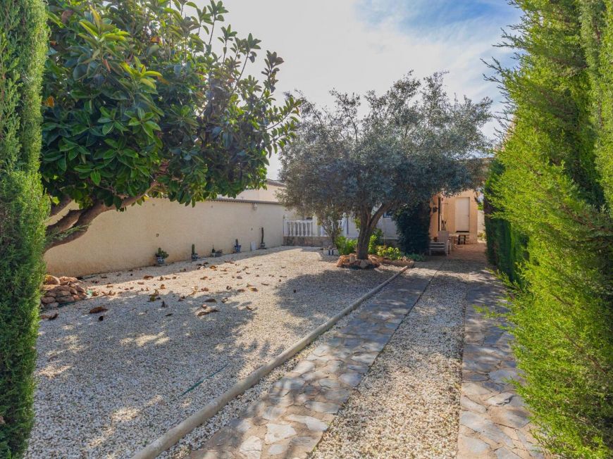 Espanha Opportunity: Chalet with large 317 m2 plot in El Chaparral – La Siesta