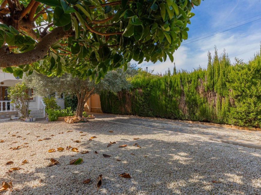 Espanha Opportunity: Chalet with large 317 m2 plot in El Chaparral – La Siesta