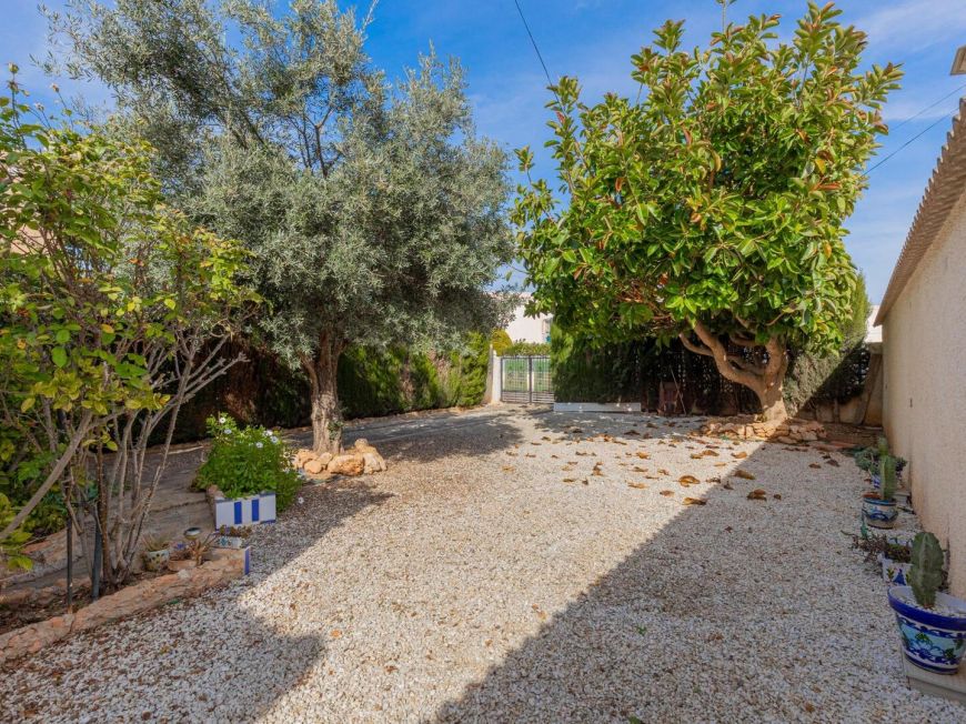 Espanha Opportunity: Chalet with large 317 m2 plot in El Chaparral – La Siesta