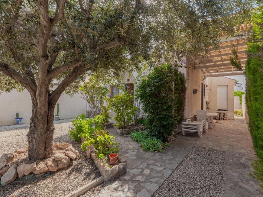 Espanha Opportunity: Chalet with large 317 m2 plot in El Chaparral – La Siesta