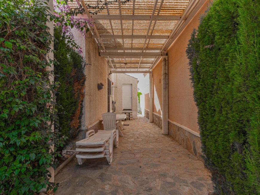 Espanha Opportunity: Chalet with large 317 m2 plot in El Chaparral – La Siesta