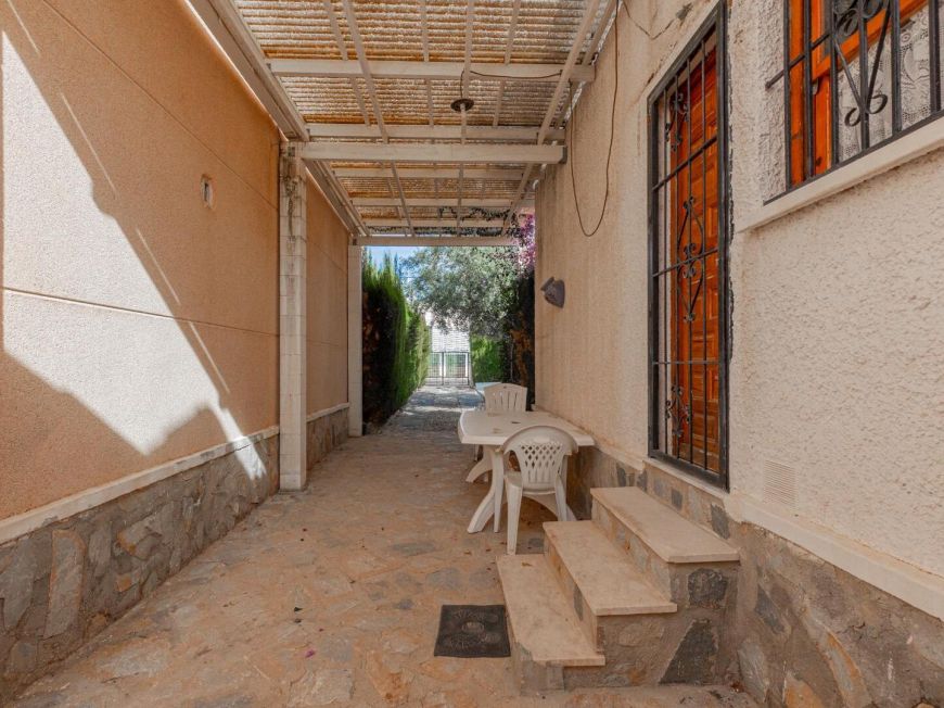 Espanha Opportunity: Chalet with large 317 m2 plot in El Chaparral – La Siesta