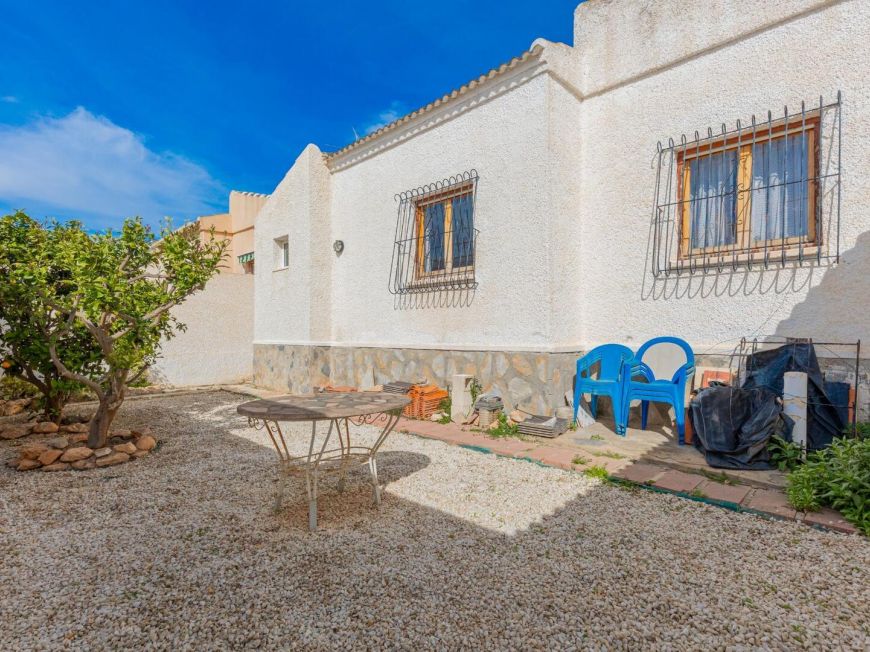 Espanha Opportunity: Chalet with large 317 m2 plot in El Chaparral – La Siesta