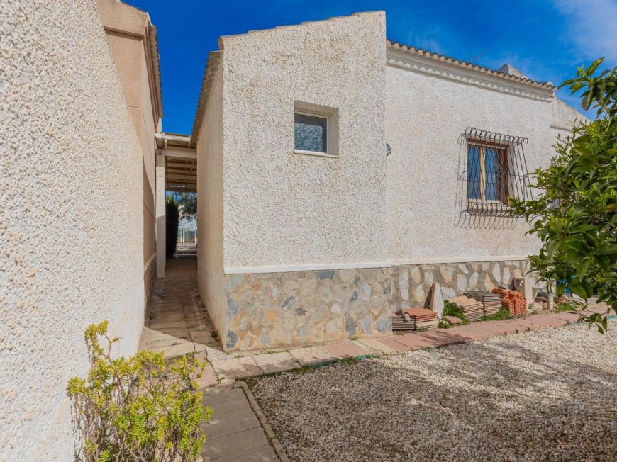 Espanha Opportunity: Chalet with large 317 m2 plot in El Chaparral – La Siesta