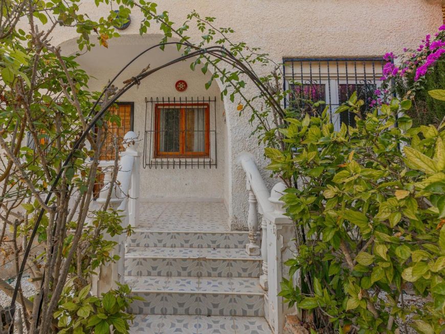 Espanha Opportunity: Chalet with large 317 m2 plot in El Chaparral – La Siesta