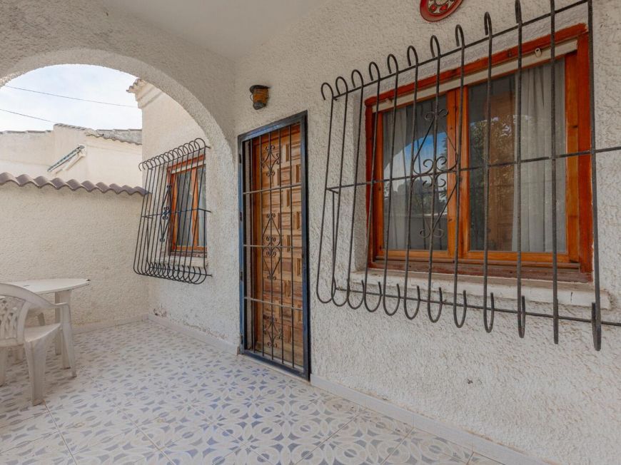 Espanha Opportunity: Chalet with large 317 m2 plot in El Chaparral – La Siesta