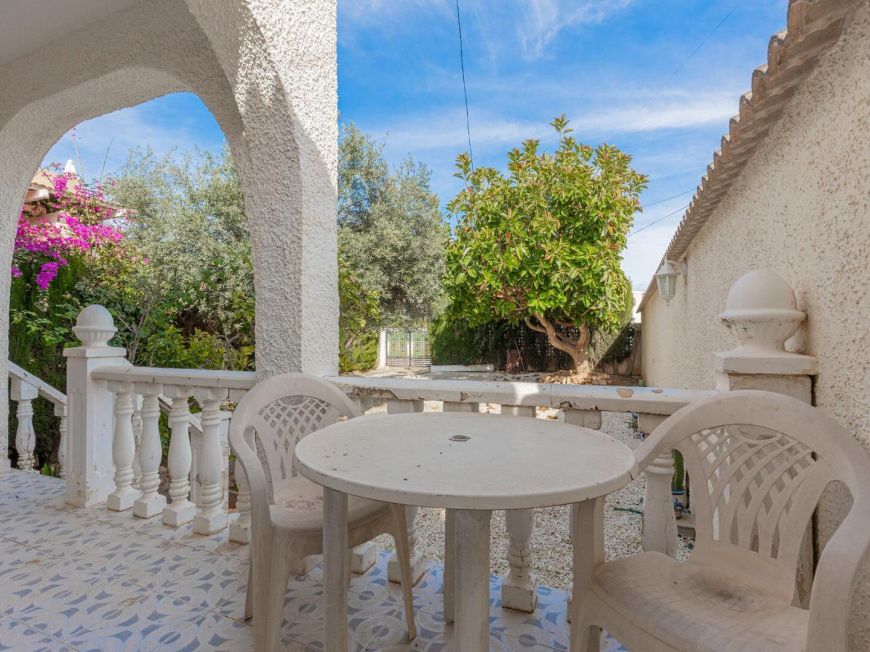 Espanha Opportunity: Chalet with large 317 m2 plot in El Chaparral – La Siesta