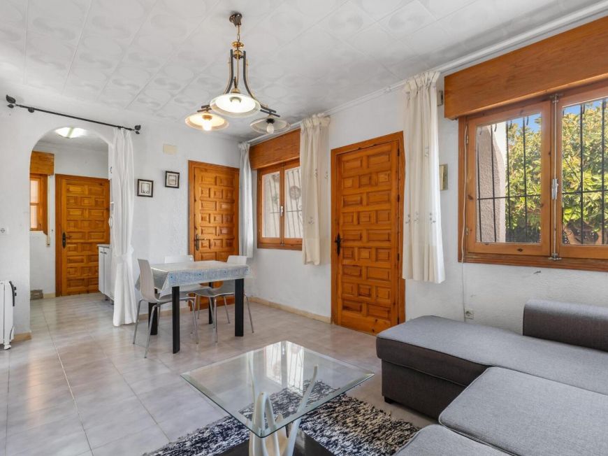 Espanha Opportunity: Chalet with large 317 m2 plot in El Chaparral – La Siesta