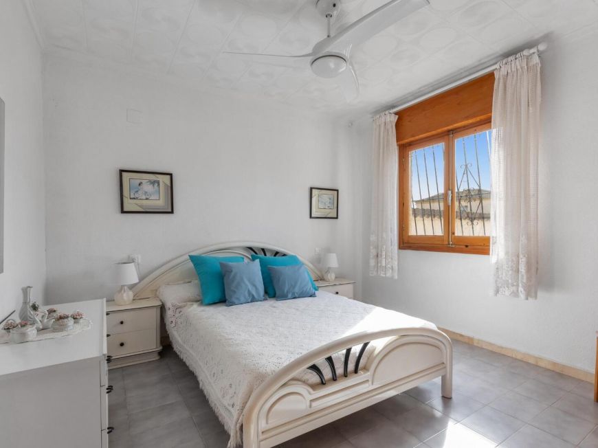 Espanha Opportunity: Chalet with large 317 m2 plot in El Chaparral – La Siesta