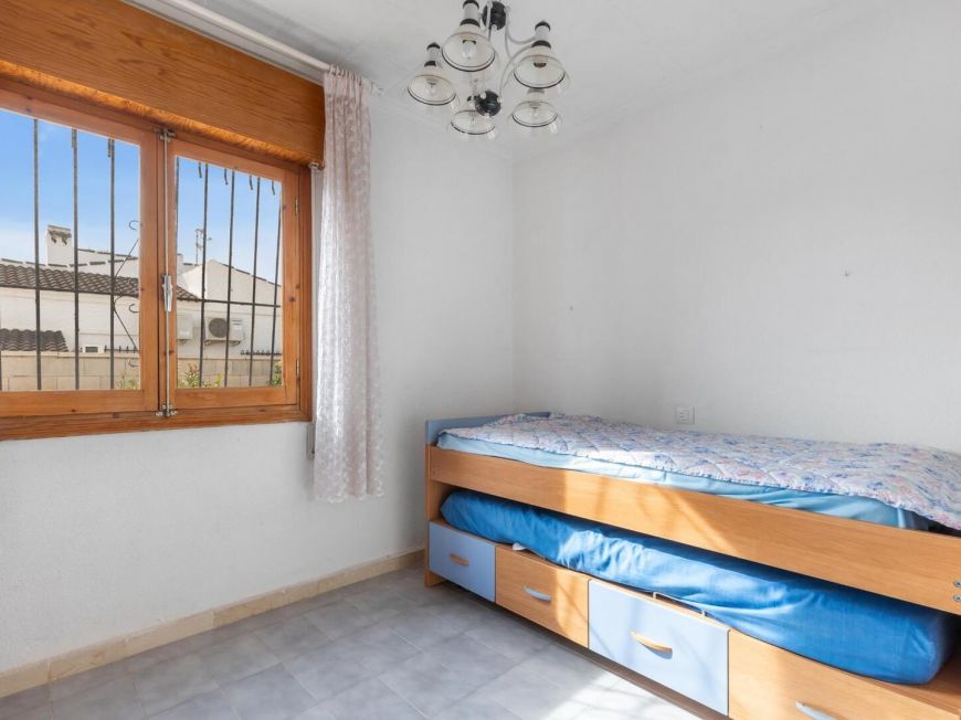 Espanha Opportunity: Chalet with large 317 m2 plot in El Chaparral – La Siesta