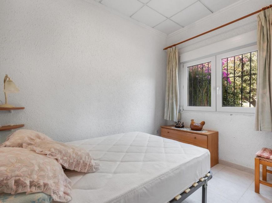 Espanha Opportunity: Chalet with large 317 m2 plot in El Chaparral – La Siesta