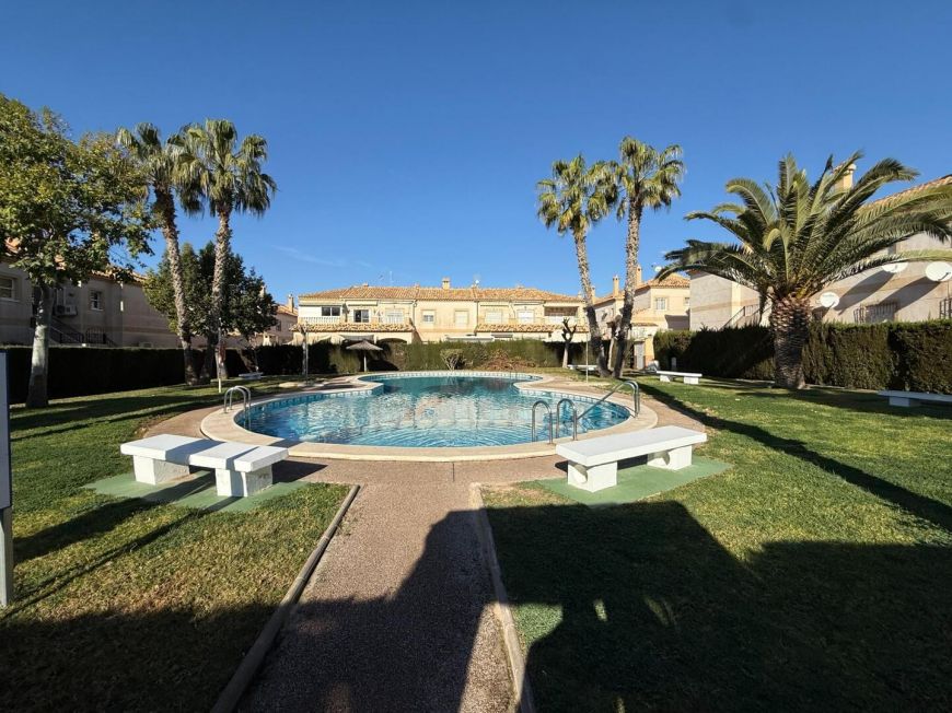 Espanha 2-bedroom bungalow with pool and parking