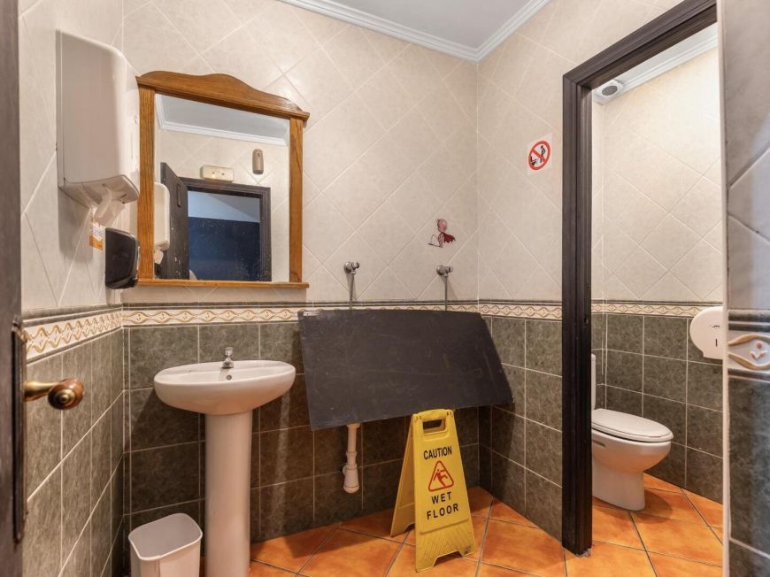 Španělsko Commercial Premises in Torrevieja Center – Excellent Investment Opportunity