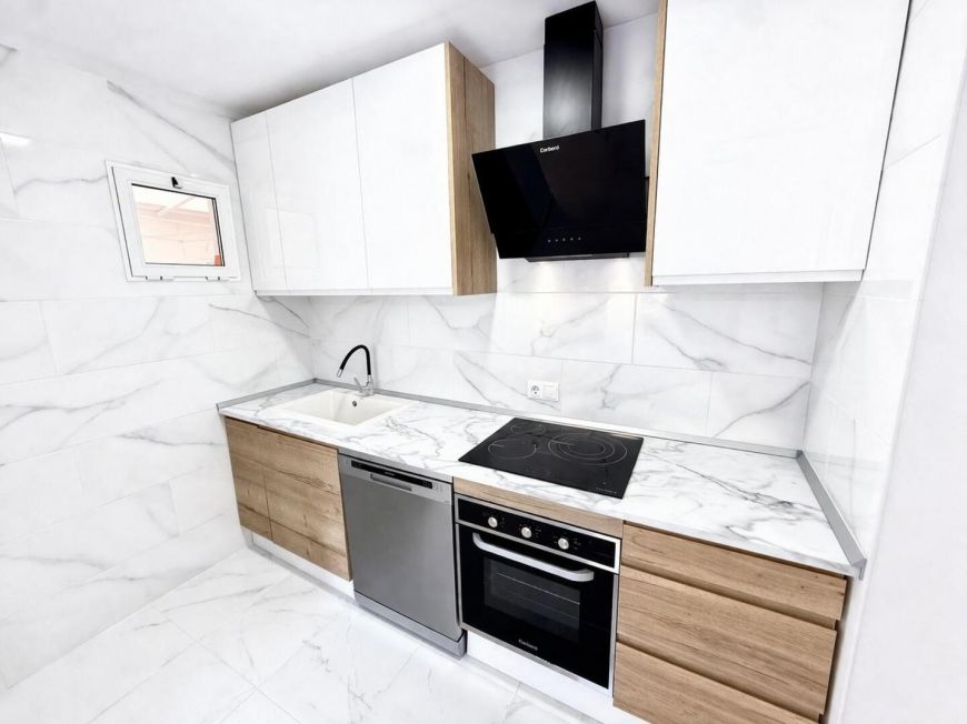 Španělsko Opportunity to buy a renovated 2-bedroom apartment with a swimming pool