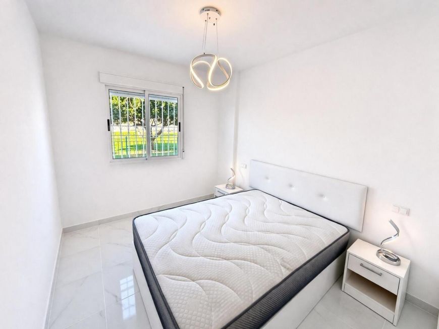 Španělsko Opportunity to buy a renovated 2-bedroom apartment with a swimming pool