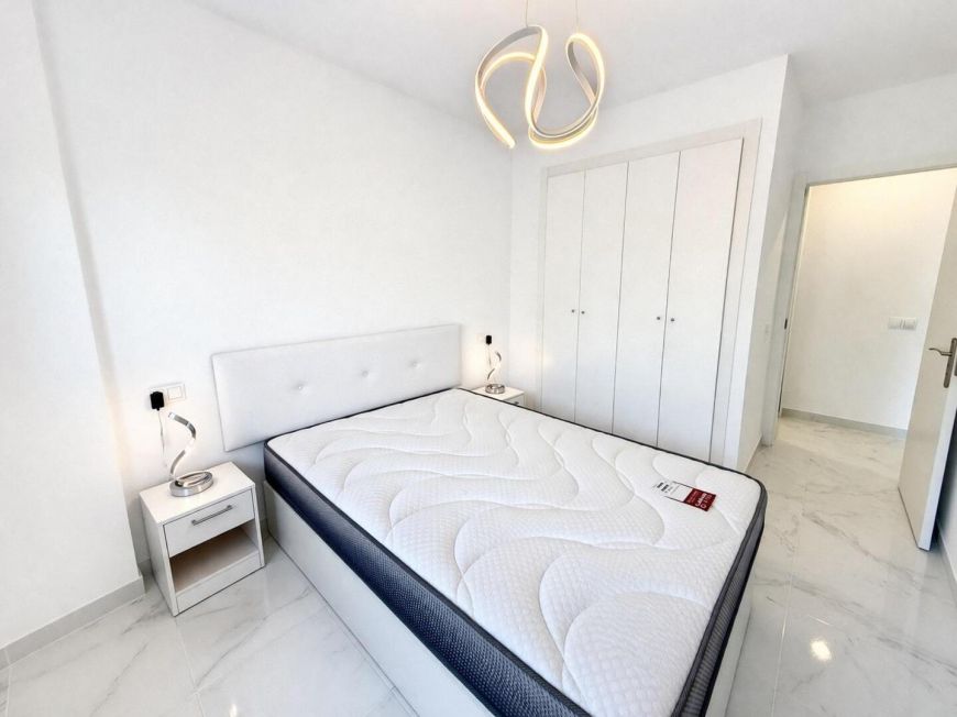 Španělsko Opportunity to buy a renovated 2-bedroom apartment with a swimming pool