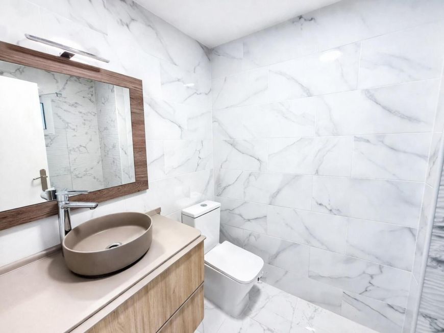 Španělsko Opportunity to buy a renovated 2-bedroom apartment with a swimming pool